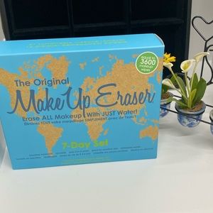 The Original Makeup Eraser 7 Day World Map Set with Laundry Bag